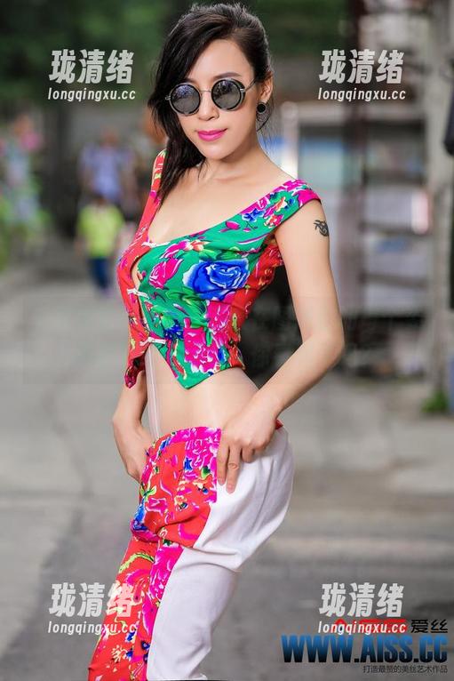 爱丝的圣诞特辑，跳跃在图册里的每个姿态都在轻声问我：你看到了吗？