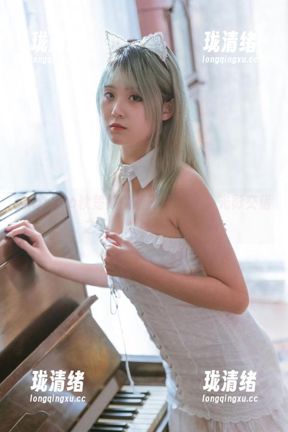 Akisoso秋楚楚的最新夜景集，光影交错之下居然有些微妙。