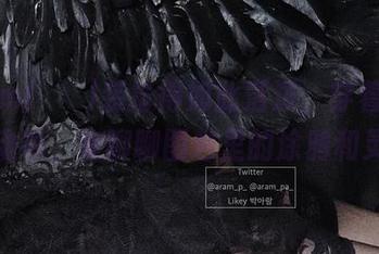 Aram(아람)装扮得如此活泼，穿着亮粉色运动衫，来聊聊图包里的涂鸦和灵感吧