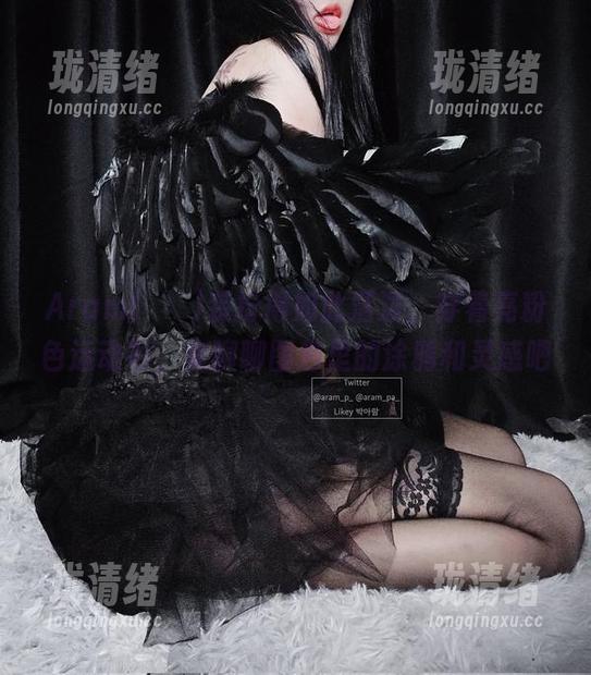 Aram(아람)装扮得如此活泼，穿着亮粉色运动衫，来聊聊图包里的涂鸦和灵感吧
