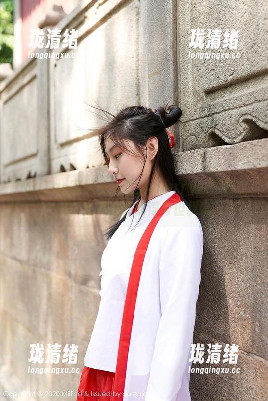MiiTao蜜桃社-雪梨sherry MiiTao蜜桃社 - 雪梨sherry的浴缸自拍,高清也如此浮夸但我爱