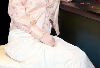 Xiuren秀人网 – 眼镜！在Emily尹菲眼中谁是主角？快来翻一翻这份图包！