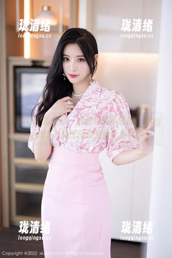 Xiuren秀人网 - 谁说套装不能撩？lingyu69高清原图倒是给个见识！