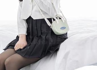Xiuren秀人网 – 美女与礼服的斗智斗勇：林文文的套图别有洞天。
