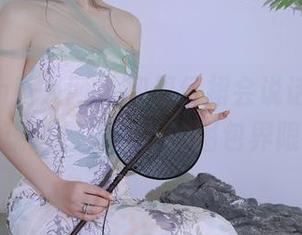 Xiuren秀人网 – 如果红裙会说话，它会说这是黄密儿的图包界限