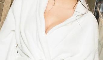 克拉女神 – 凌雪穿着泳衣套图，我的重点是…背影那几丝水珠？