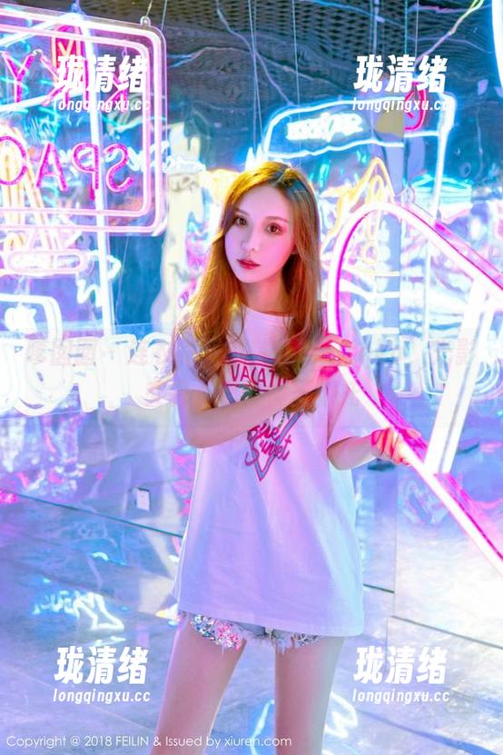 嗲囡囡-芷儿Momoko 嗲囡囡 - 连衣裙下的芷儿Momoko,光影交错,无需神圣烘托