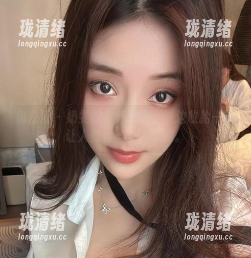 微密圈 - 奶雯的女仆写真：一边收拾一边让人侧目，自成一派。
