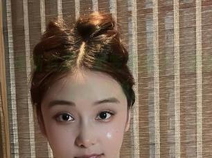 微密圈 – 最新资源！奶雯花裙子，再加一点随意的飘逸。