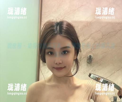 微密圈 - 奶雯的酒店写真，你敢碰壁纸上的那几道光吗？