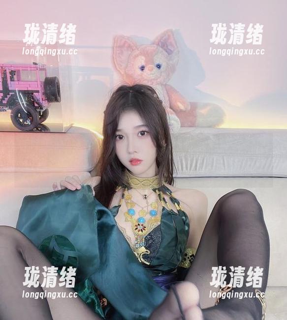 原图在此，小小奶瓶儿的白开水毛衣定制版стильигрешность。