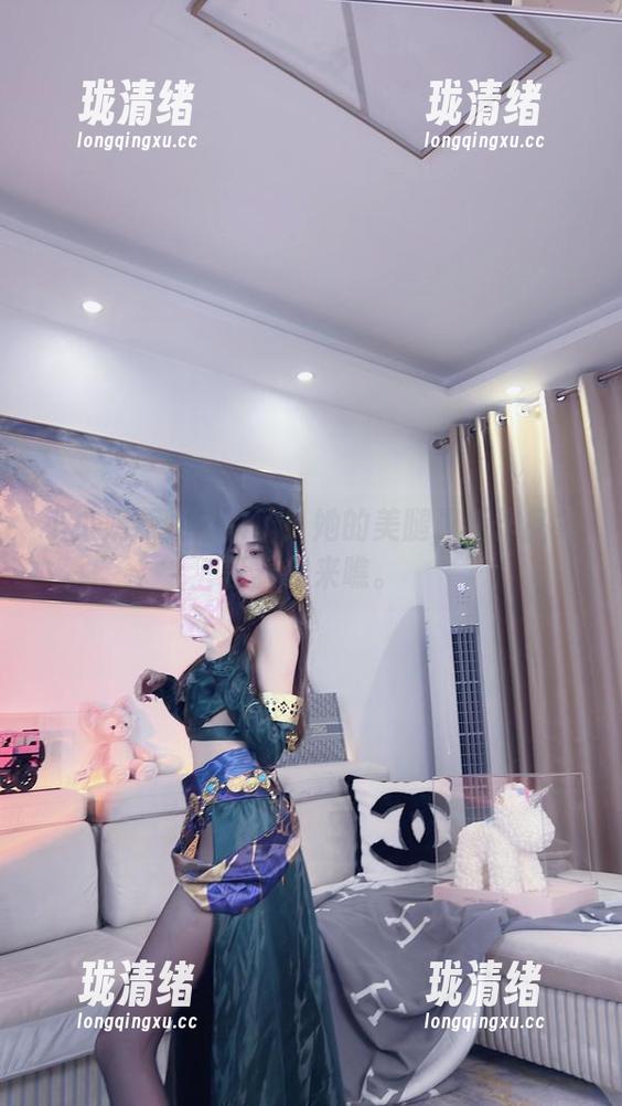 小小奶瓶儿又来了！她的美腿最新作品集等着你来瞧。