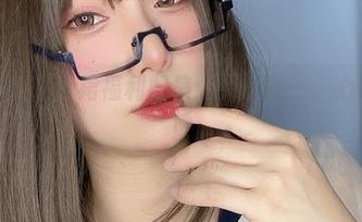 小泉学姐吖红裙福利图集：买一送一，心动加倍！