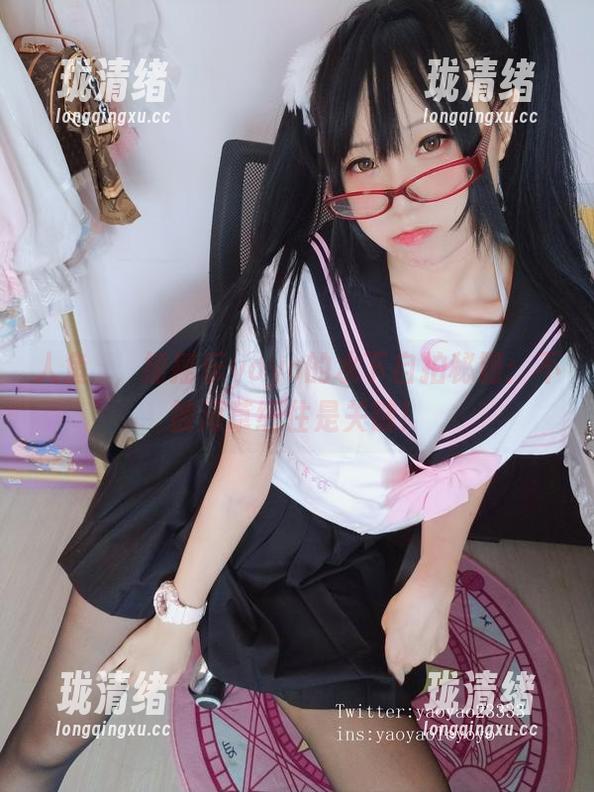 人鱼姫，摇摇乐yoyo的水下自拍秘籍：不被海草缠住是关键！