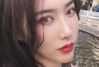 微密圈 – 林子喵Lynne：泳池写真让我想起当年哔咔电影的假妞流派！
