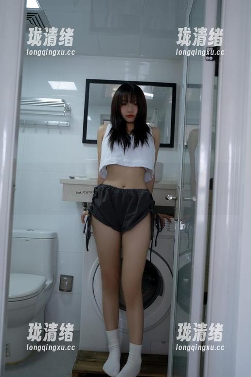 柒柒不可爱 看柒柒不可爱的肉丝写真,似乎在说“来吧,快来多看我几眼”。