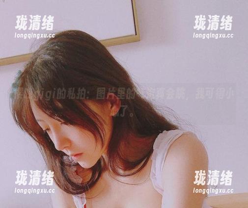 樱晚gigi的私拍：图片里的气泡真会跳，我可得小心了。