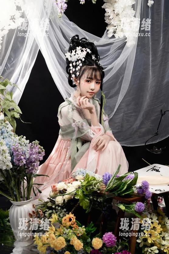 爆机少女喵小吉的写真合集：子不语，脑海里却全是各种不搭调的私密对话