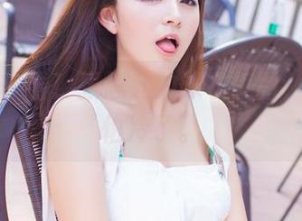爱蜜社 – 看！张思允的泳衣美图，泳池都怕冷了。