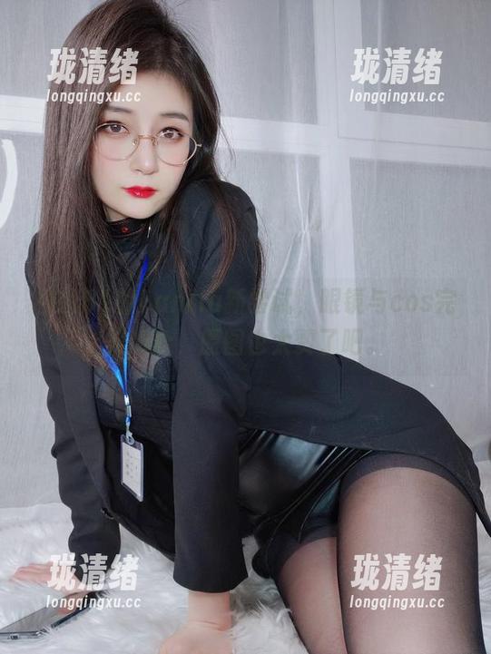 白银81的Fantia新尝试，眼镜与cos完美结合，原图也太赞了吧。