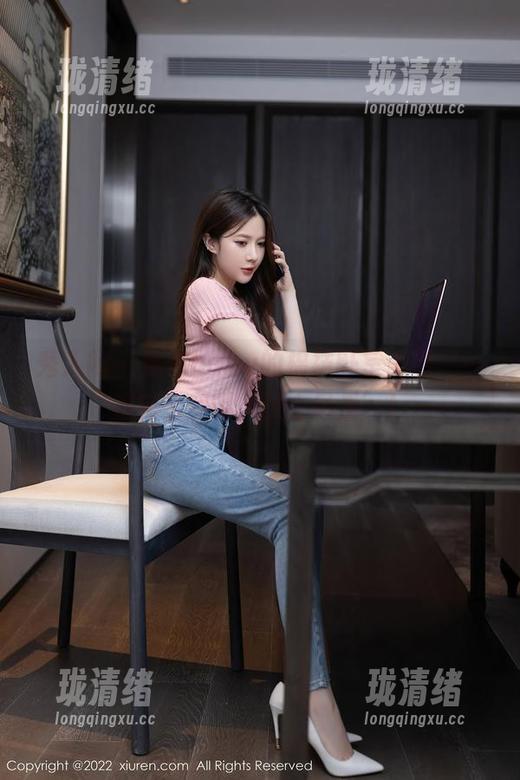 秀人网 - 沐沐baby的棉袜卧室美图——其实名字叫‘腿上风景’！