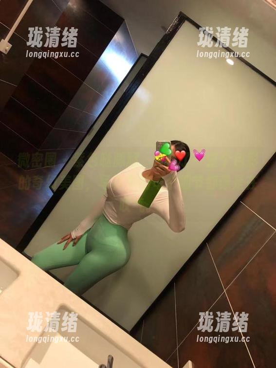 微密圈 - 紫色哒豚豚，合成了一整个色彩的奇幻美图，写真中的每个细节都像是在叹气。