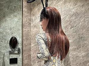 微密圈 – 脸红Dearie的浴室写真：免费但不乏乐趣，就差一条浴巾了！