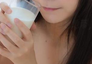 菠萝社 – 走上王语纯的白色地带，免费写真等着你来嗨玩！