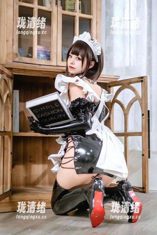 蜜汁猫裘海滩COS：一边拍照一边撒娇，谁顶得住？