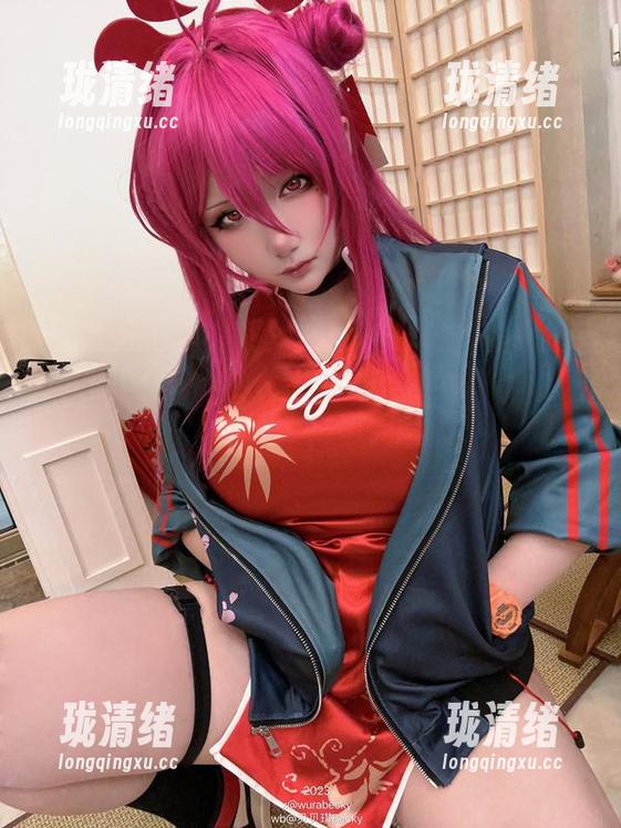 贝贝琪Becky：最新写真集——穿上红裙，像是在漫游童话里！