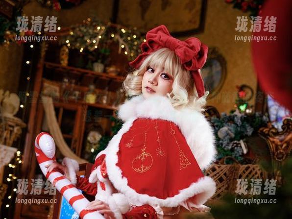 阿雪雪的《午后女仆》很好玩，原图中那种随意的姿态透着一种自然，挺意外的。