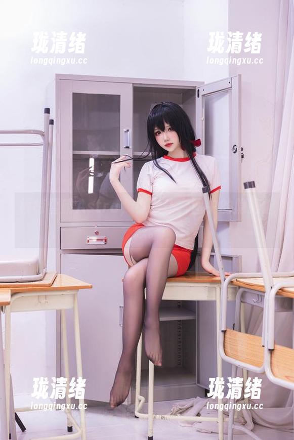 模特雪晴Astra，小女仆套图中的隐晦魅惑。