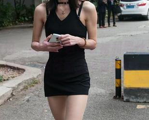 魔镜街拍 – 拥有白色连衣裙和黑丝美腿的婷婷，这资源太珍贵了吧？