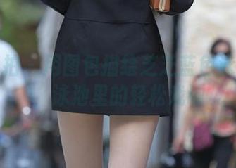 魔镜街拍 – 用图包描绘芝芝蓝色泳衣的美，泳池里的轻松戏谑