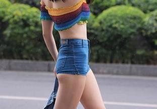 魔镜街拍 – 商业广场的萌宝儿：包臀裙肉丝的风采在哈哈镜中变得更加迷人