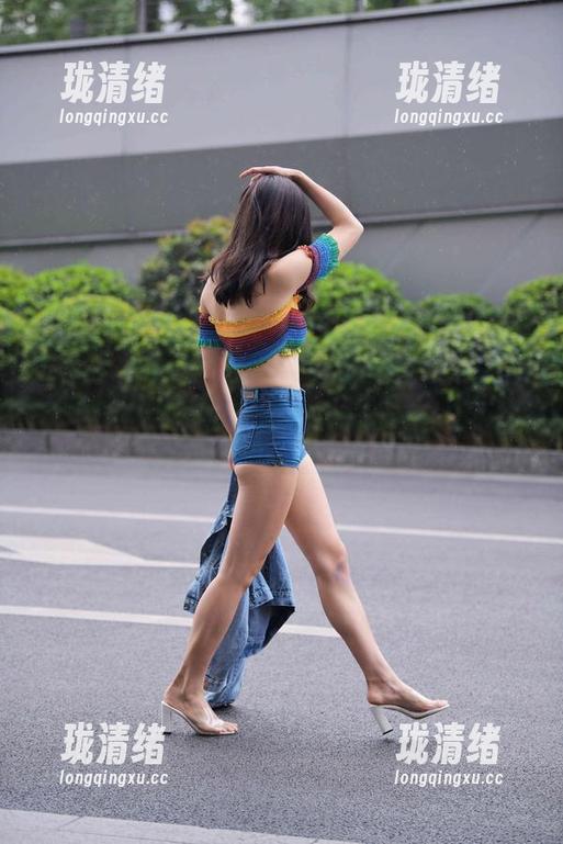 魔镜街拍-萌宝儿 魔镜街拍 - 商业广场的萌宝儿:包臀裙肉丝的风采在哈哈镜中变得更加迷人