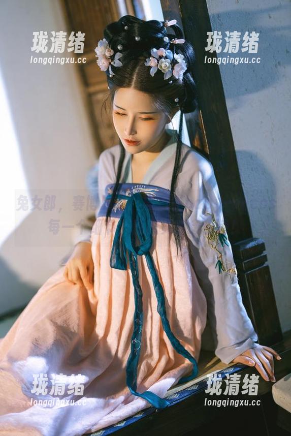 兔女郎，赛博朋克，鹿八岁baby……cos每一个细节，原图竟能念出诗！